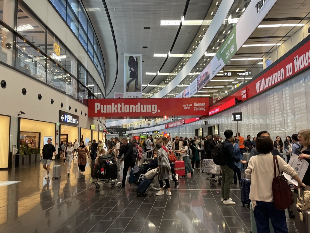 直行便はないためウィーン国際空港を利用