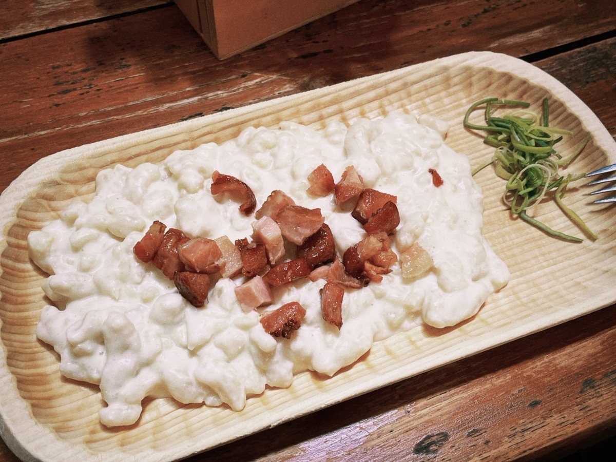 伝統料理ハルシュキ：小麦粉とチーズ